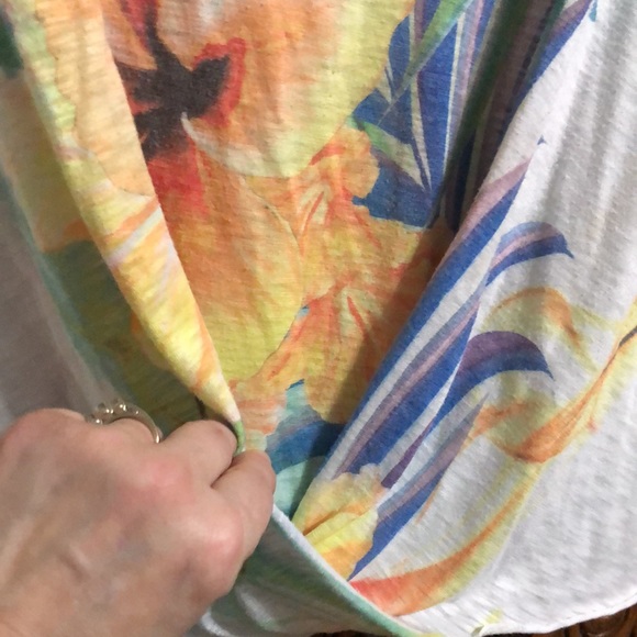 🌺Tropical 🌴 Woman’s Shirt.🌺🦜 - Picture 7 of 11